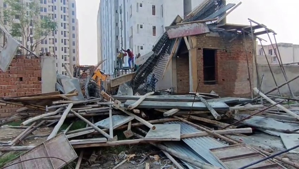 प्रताप नगर के सेक्टर 28 में हादसा, निर्माणाधीन इमारत का गेट गिरने से तीन मजदूर चोटिल