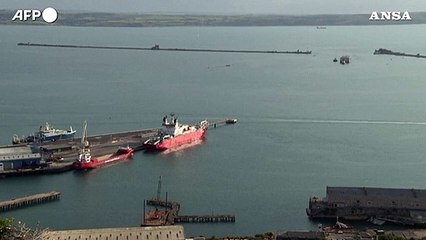 Gran Bretagna, arrivata a Portland una mega-chiatta per alloggiare i migranti