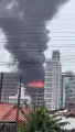 Vídeo mostra chamas no alto do prédio