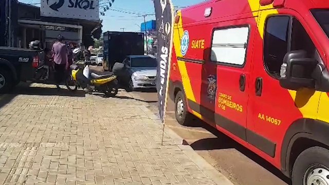 Mulher fica ferida após colisão entre carro e moto no Bairro Periolo