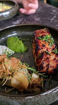 Viens je t'emmène goûter un dessert incroyable : comme un snickers ! Une adresse restaurant de Paris incroyable m, avec de vraies saveurs et le dessert dingue !