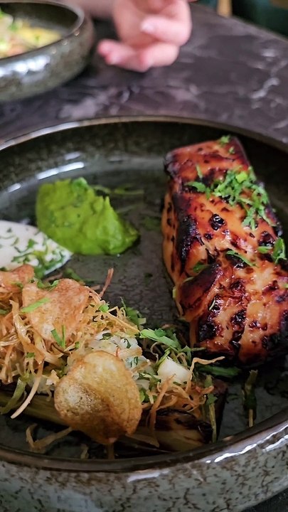 Viens je t'emmène goûter un dessert incroyable : comme un snickers ! Une adresse restaurant de Paris incroyable m, avec de vraies saveurs et le dessert dingue !