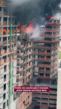 Prédio em construção é tomado pelas chamas em Porto Belo