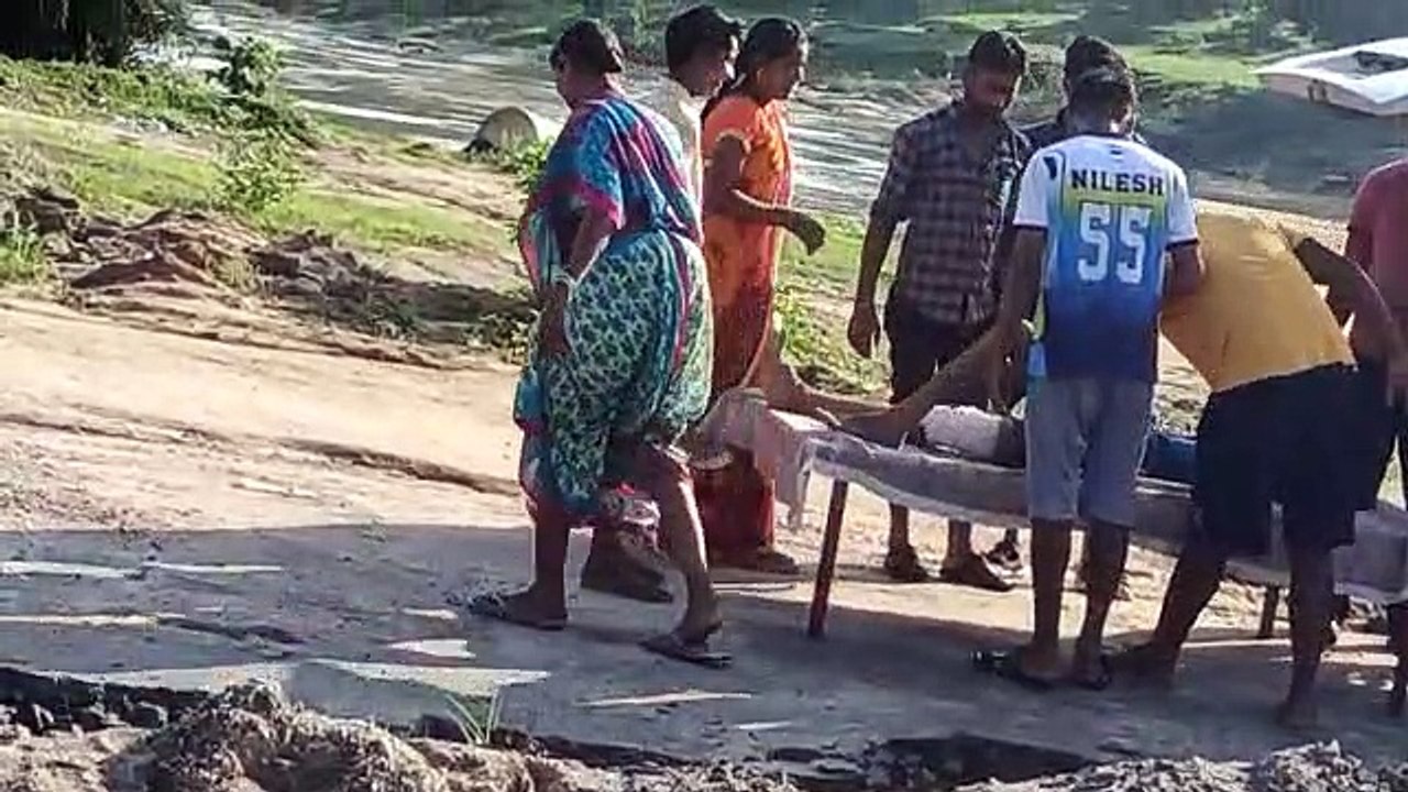 ये कैसी व्यवस्था, खाट पर मरीज, जिम्मेदार अनजान