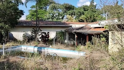 CASA ABANDONADA COM PISCINA, BEM NO MEIO DA CIDADE