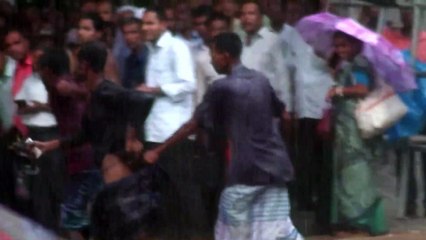 বৃষ্টির মধ্যে বাস কন্ট্রাকটারকে উত্তম মাধ্যম দিলো পেসেঞ্জার