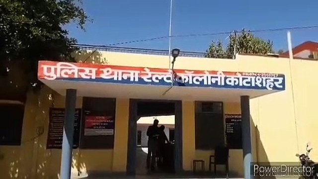 पेड़ के बीच से निकल रही विद्युत लाइनें, टहनियां काटते समय करंट से व्यक्ति की मौत, देर रात तक शव लेकर बैठे रहे परिजन