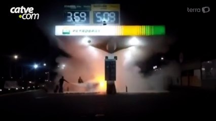 Bomba de combustível explode e causa incêndio em posto no DF