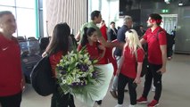Dünya şampiyonu genç milliler, İstanbul Havalimanı'nda çiçeklerle karşılandı