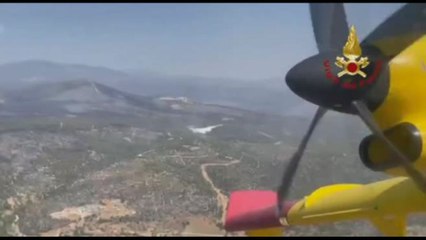 Скачать видео: Due Canadair italiani volano in Grecia per combattere contro gli incendi