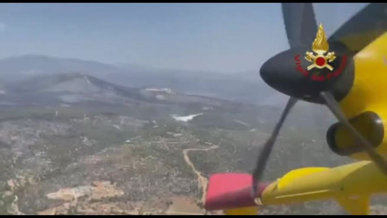 Due Canadair italiani volano in Grecia per combattere contro gli incendi
