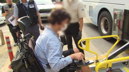 버스 시위 도중 경찰 깨문 전장연 활동가 구속영장 기각 / YTN