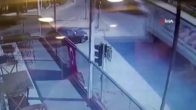 Lüks otomobil ile hafif ticari aracın karıştığı kaza saniye saniye kameralara yansıdı