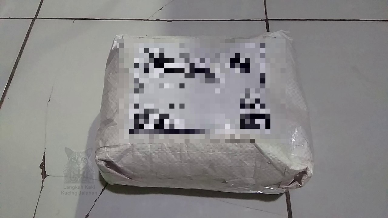 Unboxing Bolt Food Cat Makanan Kucing | Dapat Voucher Diskon 50% dari Live Shopee