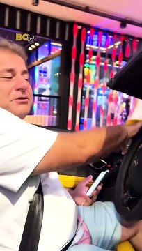 Influencer de BC ganha a vida pedindo carona em carros dos sonhos