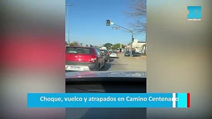 Choque, vuelco y atrapados en Camino Centenario