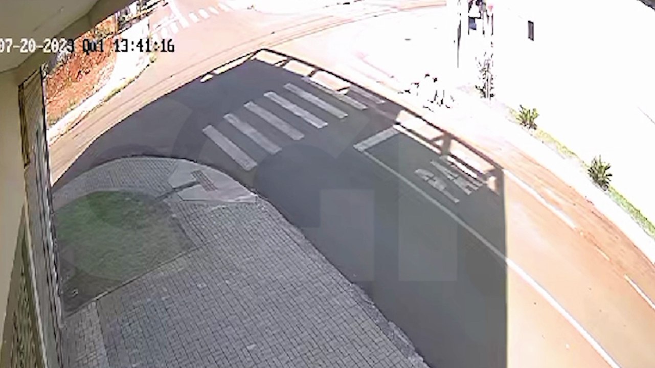 Por outro ângulo: veja acidente que deixou motociclista com a perna quebrada