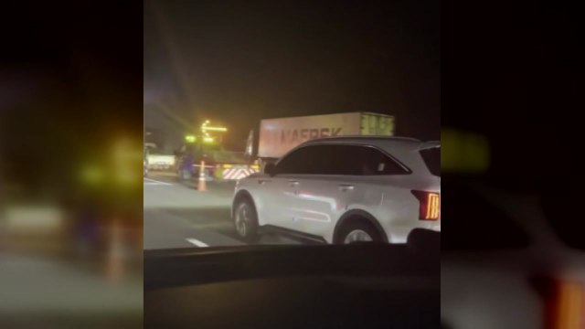 서해안 고속도로 트레일러-화물차 추돌사고...3명 경상 / YTN