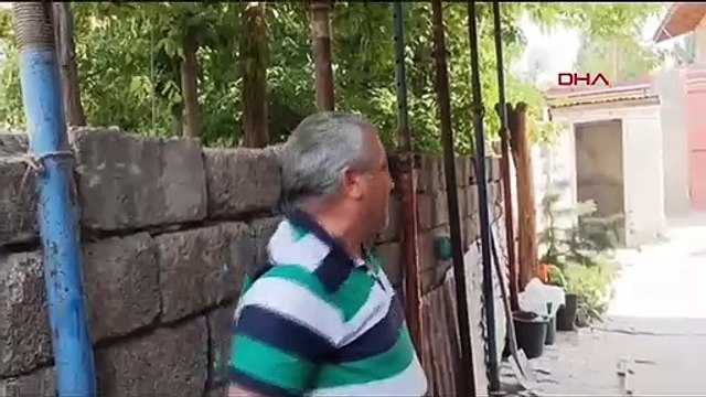 Serpent entrant dans un véhicule utilitaire léger à Ağrı, secouru par les pompiers