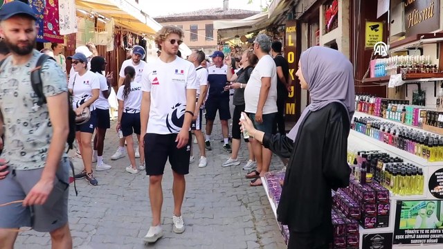 KARABÜK - İşitme engelli milli voleybolcular Safranbolu'yu gezdi