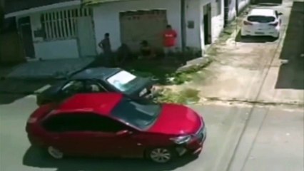 Homens encapuzados assassinam vítima que conversa com amigos