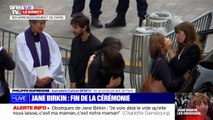Yvan Attal réconforte sa femme Charlotte Gainsbourg en la prenant dans ses bras à l'issue des obsèques de Jane Birkin.