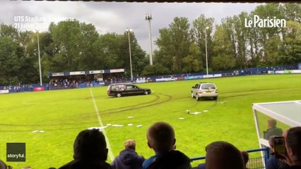 Deux véhicules interrompent un match de football en Angleterre, une enquête est en cours