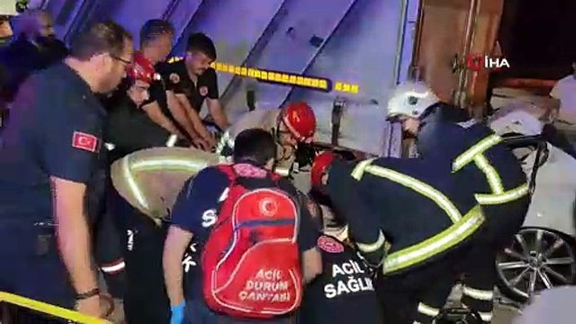 Otomobil, çarptığı tırın altına girdi; otomobil sürücüsü hayatını kaybetti.