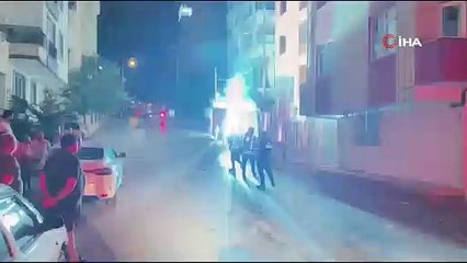 Elektrik panosu patladı, çıkan kıvılcımlar sokağı böyle aydınlattı