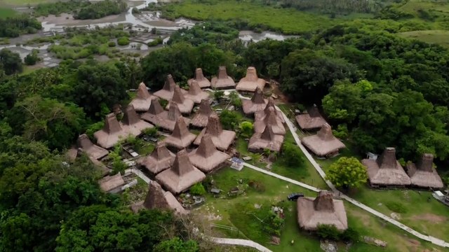 أنامل ناعمة في إندونيسيا تنسج أقمشة التينون التقليدية وتحميها من الاندثار