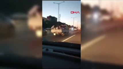 Tehlikeli Yolculuk: Kamyonetin Kasasında Yolcular Ayağa Kalkarak Yer Değiştirdi