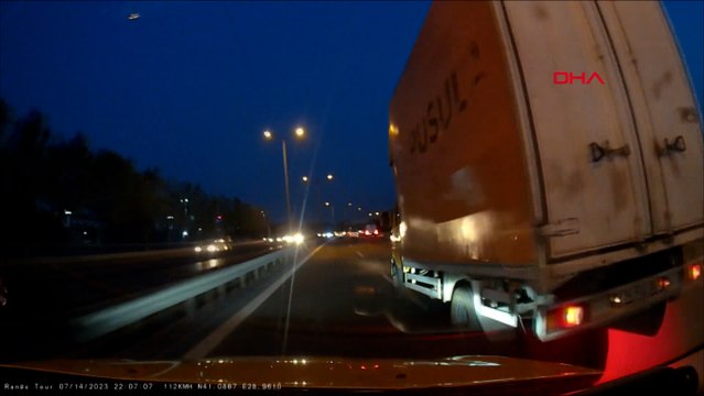 Kağıthane'de yol istedi diye taksiye çarptı, şoförünü darbetti