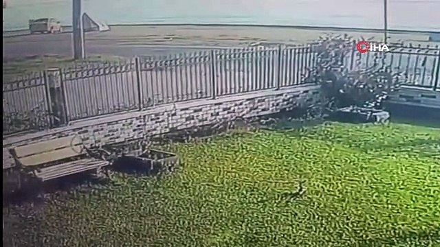 Sahilde çadır hırsızlığı kamerada: 15 bin TL'lik çadırı söktü, aracına yükleyip böyle götürdü