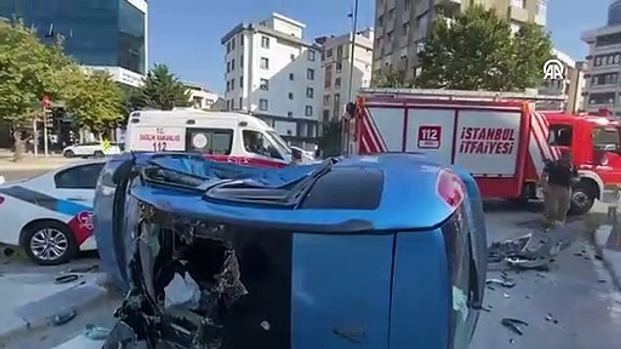 Kartal’da iki otomobil çarpıştı! Yaralılar var