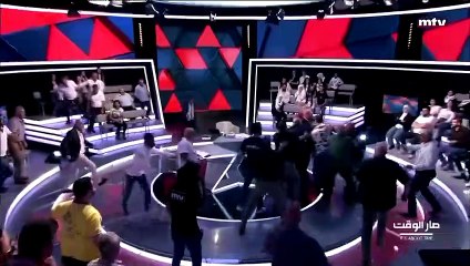 Gazeteci ve eski bakan arasında yumruklu kavga