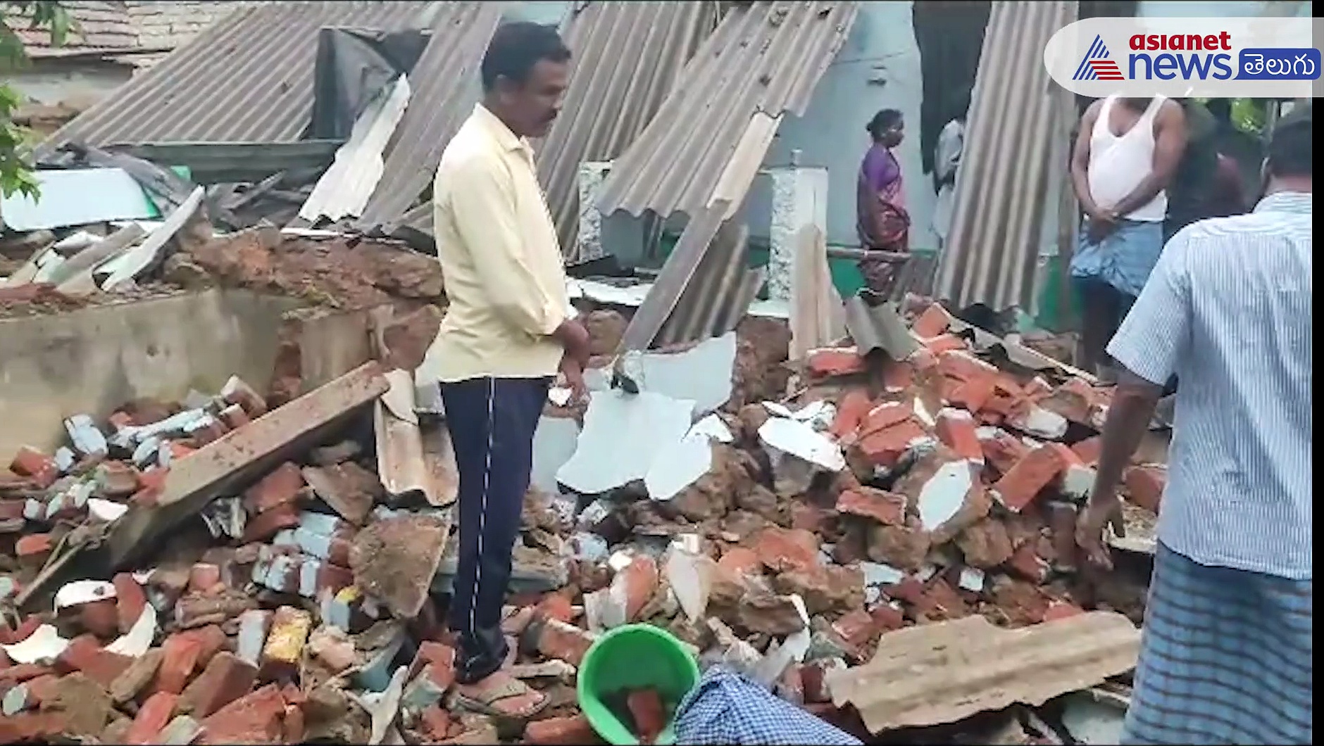 ఎడతెగని వర్షాలకు ఒక్కసారిగా కుప్పకూలిన ఇల్లు... 