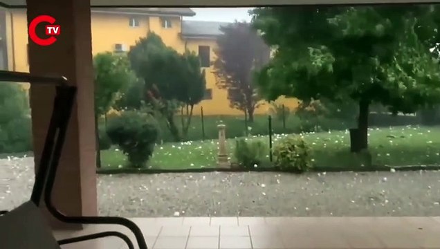 İtalya'da tenis topu büyüklüğünde dolu yağdı