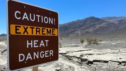 Los turistas buscan soportar las temperaturas extremas del Valle de la Muerte, en California