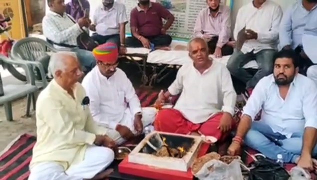 चतुर सागर के बजट आवंटन की मांग को लेकर धरना, सरकार की सद्बुद्धि के लिए किया यज्ञ