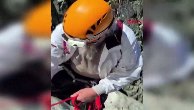L'alpiniste ramasse les ordures sur la montagne Altiparmak