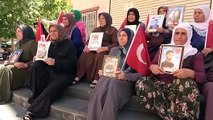 HDP önündeki aileler çocuklarının yolunu gözlüyor