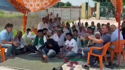 किसानों ने समाप्त किया धरना, चेयरमैन और ईओ ने दिया आश्वासन.......