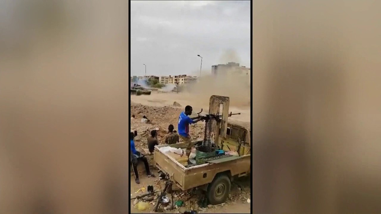 مقطع فيديو يُظهر دبابة لـ #الجيش_السوداني تستهدف موقعا لـ "الدعم السريع" جنوب #الخرطوم  #العربية #الخرطوم