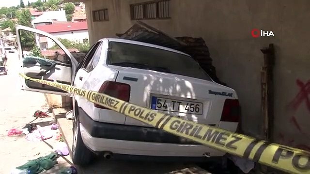 Tuzla'da otomobil kaldırımda oturan yayaların arasına daldı: 1'i ağır 3 yaralı
