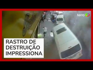 Câmera de segurança registra o momento da explosão que destruiu rua em Joanesburgo