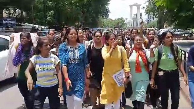 कलक्ट्री के गेट के बाहर धरने पर बैठ गई जेडीबी कॉलेज की छात्राएं