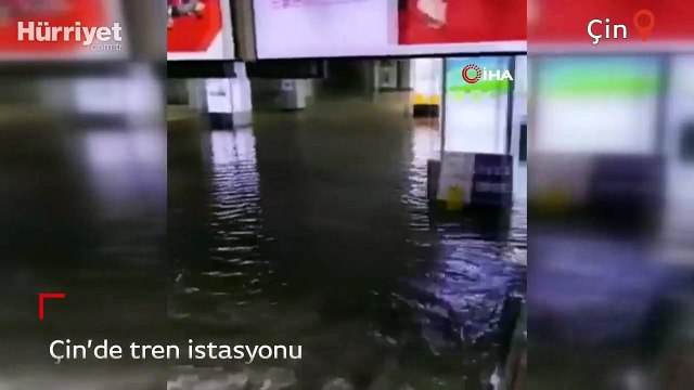Çin’de tren istasyonu sular altında kaldı