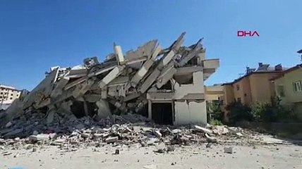 Kahramanmaraş'ta deprem: 5 katlı bina yıkıldı