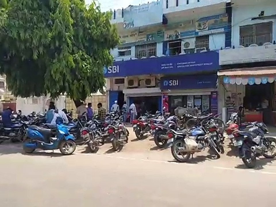 बड़े प्रतिष्ठानों व बैंकों पर वाहन पार्किंग पर ताला, सड़क खड़े किए जा रहे वाहन