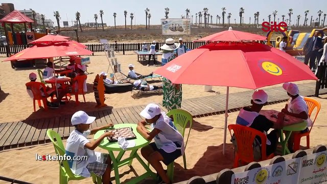 بحضور العمدة.. رفع اللواء الأزرق بشاطئ “مدام شوال” بالدار البيضاء